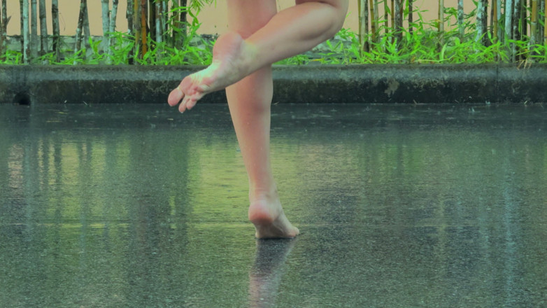 WildLonelyFlower: Bare Legs in the Rain