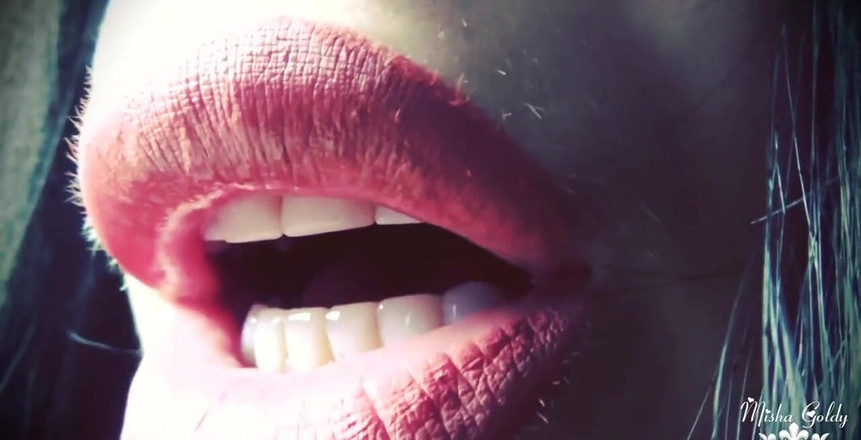 Goddess Misha Goldy: Мої поцілунки від першої особи змусять вас кінчити asmr 1