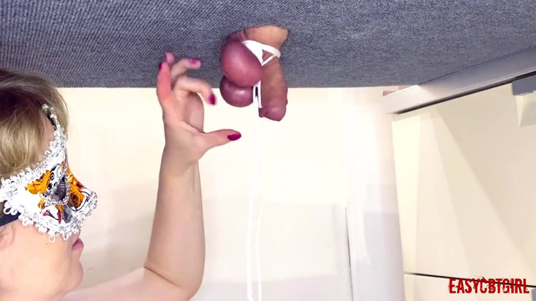 AnnyCandyPainboy: Mistress lega le palle e schizza si sditalina sulle palle...