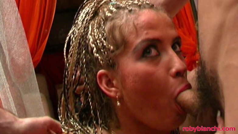 Topax Film Production: Justine Moore este futută în cur de două pule