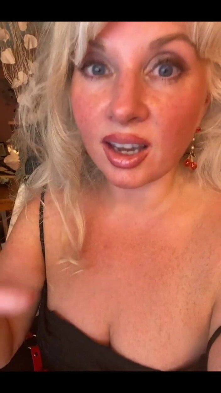 PaintedRose Taboo Femdom Fetish MILF: Тренировка послушания за кулисами со вторника маленькое развлечение со страпоном за кулисами
