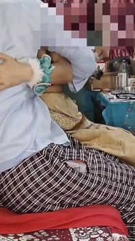 義姉が義兄を呼び、彼のペニスをしゃぶった