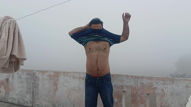 Austin Rose: Indický Táta Se Svléká V Mrazivé Zimní Mlze