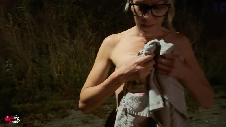 Miley Weasel: Bionda sottomessa, anale in manette, umiliata pubblicamente!!