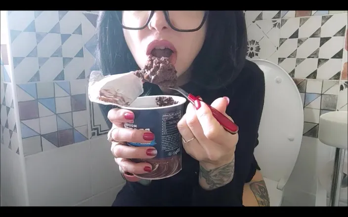 savannahamatoriale: I love my chocolate when I'm in the bathroom