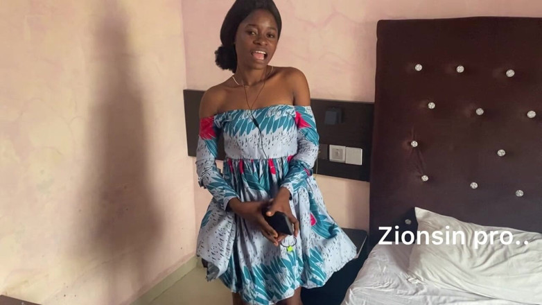 Zion: Une Black Noire Fait Un Strip-tease