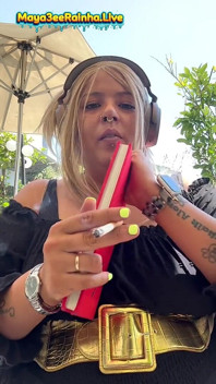 Günaydın tanrıça - Brezilyalı iri güzel orta yaşlı seksi kadın açık havada sigara içme ayini
