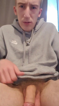 Hubený Lad stahuje kůži, aby ukázal bellend