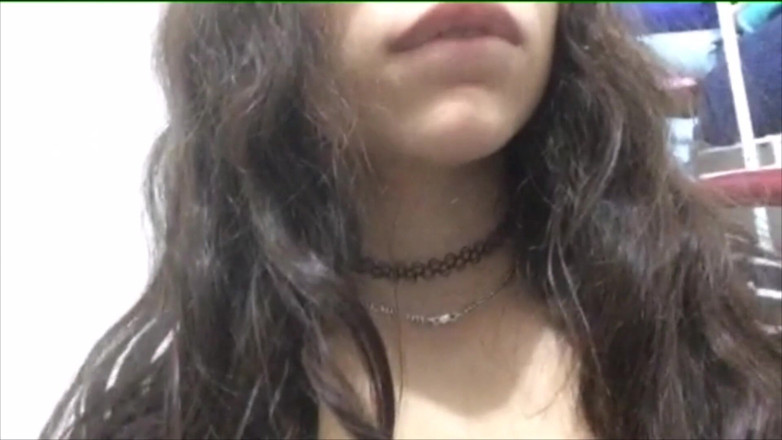 Adorable Teen: Une petite salope latina soumise en uniforme porte de la...
