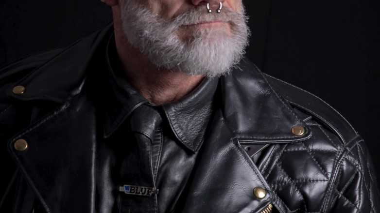 MusclesCigarsFFPig: Nieten-Lederfäustlinge und Jockstrap