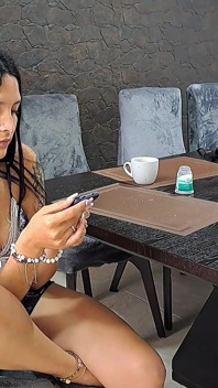 Зведена сестра прийшла і смоктала мій член