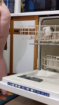 Une MILF à gros cul charge le lave-vaisselle