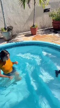Kinky Mary Me Desafía Junto a La Piscina - Provocaciones Lésbicas Mojadas Y Tapones Anales