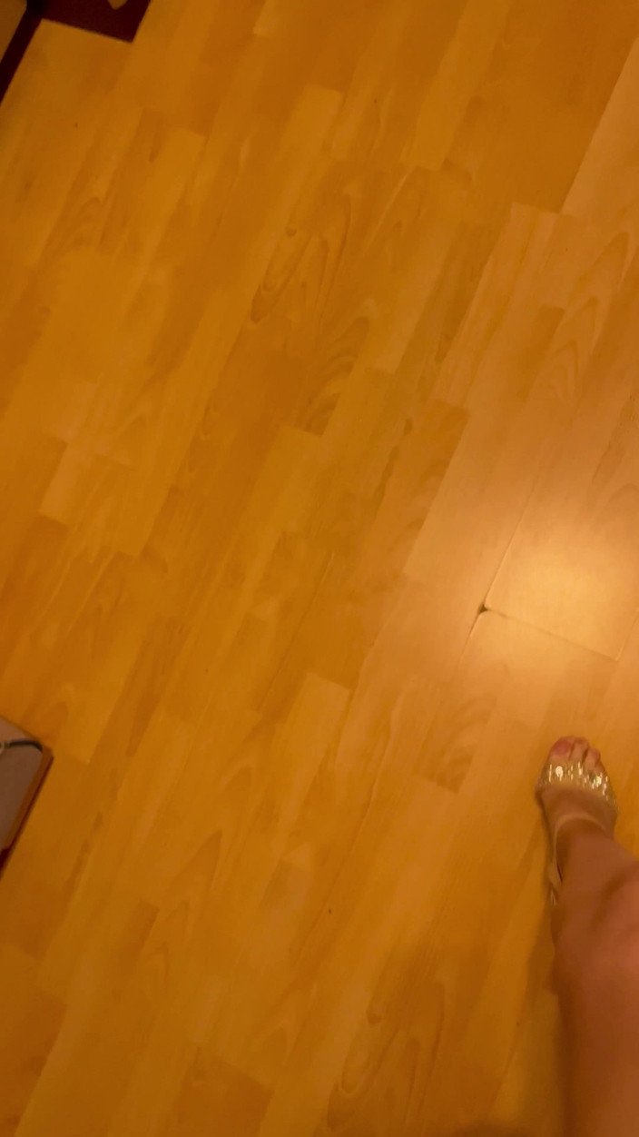 Feet: POV:アパートでヒールを履いて歩く