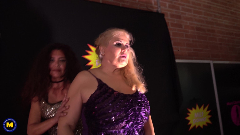 Mature NL: Musa Libertina &amp;hennes tjejer lever på scenen, 1 hel timme med våta...