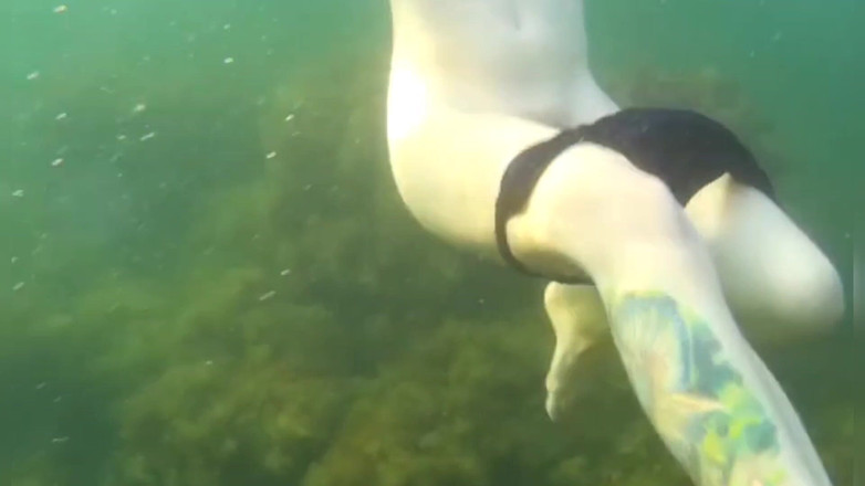 Risky Hairy Couple: Bơi lội và khoe hàng trên biển