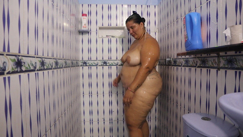 Lexly_16: 샤워하는 통통한 소녀