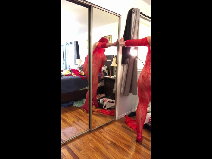 Deanna Doll: Deanna CD Doll em biquíni vermelho e vestido completo vídeo