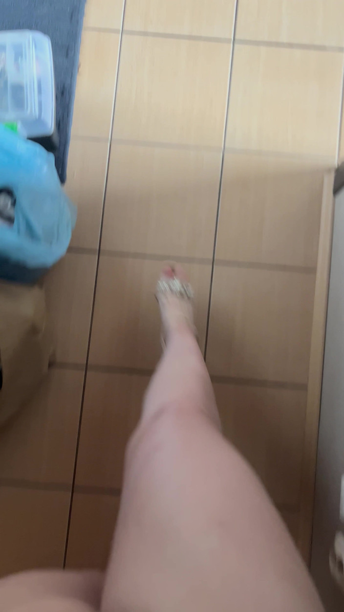 Feet: POV:アパートでヒールを履いて歩く