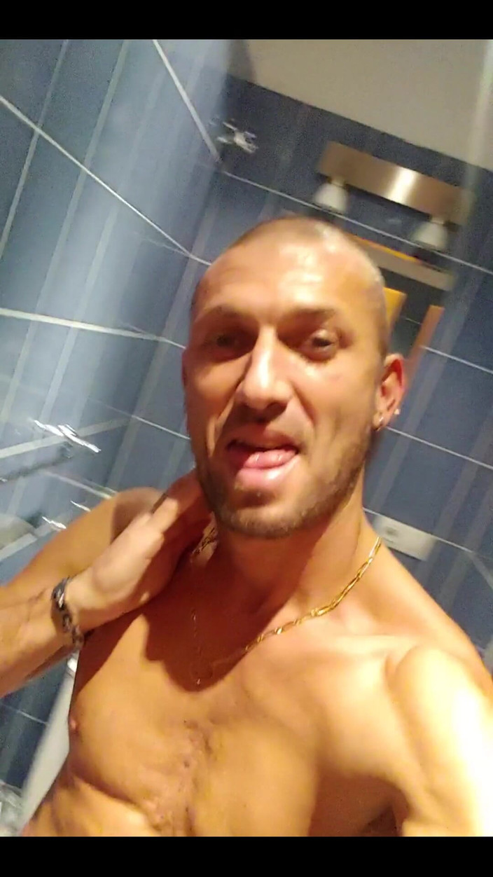 Boy jerking off: Relaxujte doma