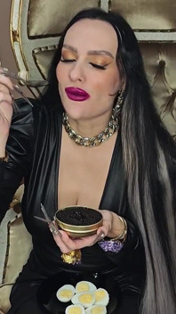 Aku makan black caviar, menggodamu dengan kuku stiletto yang sangat panjang dan mempermalukanmu