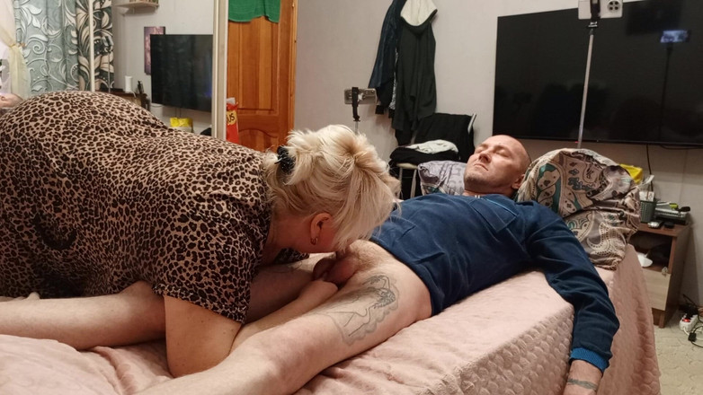 Zona901: Ibu mertua saya mengganggu kerja tangan saya, memberikan saya blowjob...