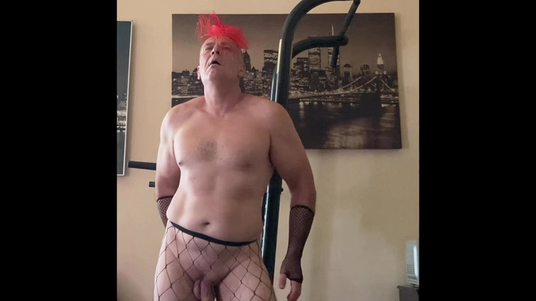 Alex Igogo: Lelaki melancap dalam pakaian dalam jaring