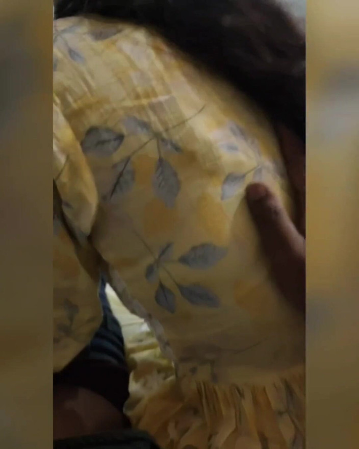 Trisha Hotness: Trisha Bermain Dengan Batang Semasa Bercakap Dalam Telefon