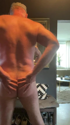 Bătrân masturbator pervers