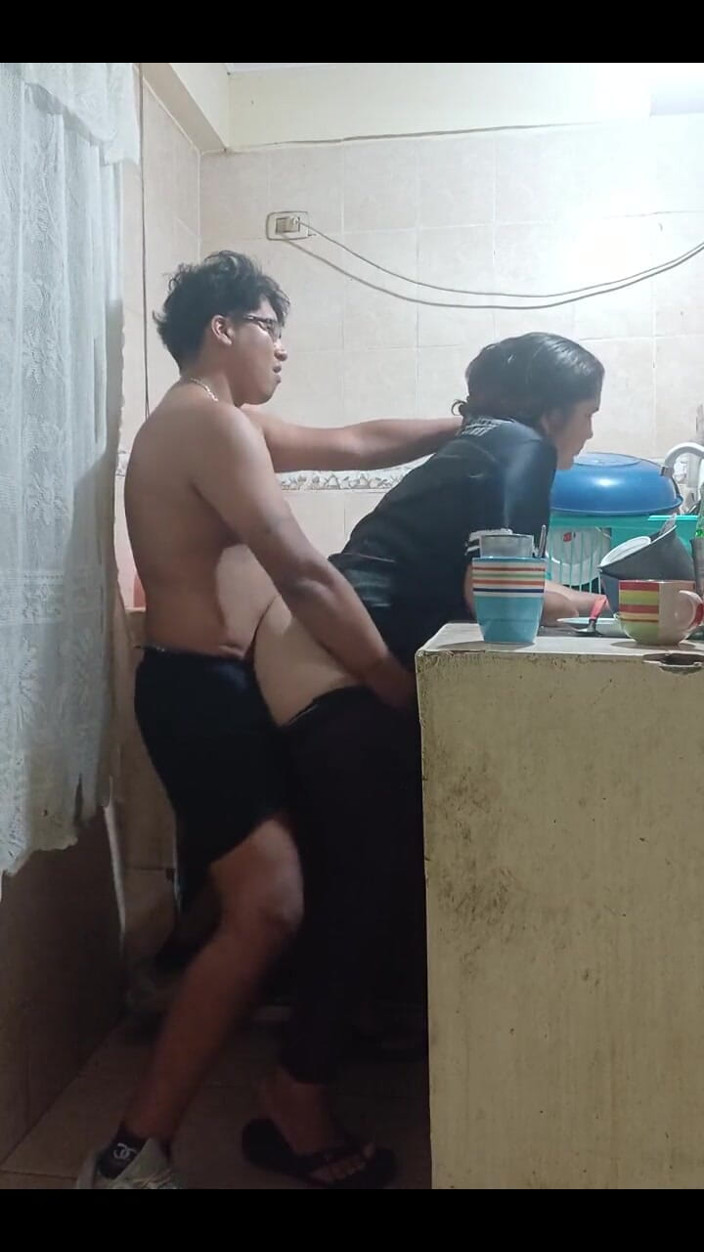 E-Alfa: พนักงานโดนเย็ดในห้องครัว เมียของเจ้านายเกือบจับเราได้ในเม็กซิโกซิตี้
