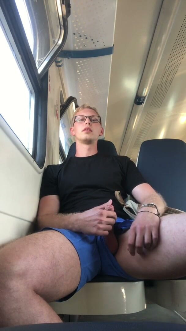 Dick Boys Studio: Lelaki melancap di kereta api komuter