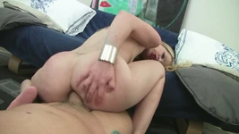 सुंदर सुनहरे बालों वाली लड़की गुदा कास्टिंग करती है