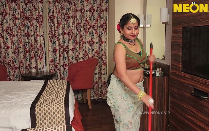 Indian Savita Bhabhi: Desi Gangu Maid Doggy Style Sex