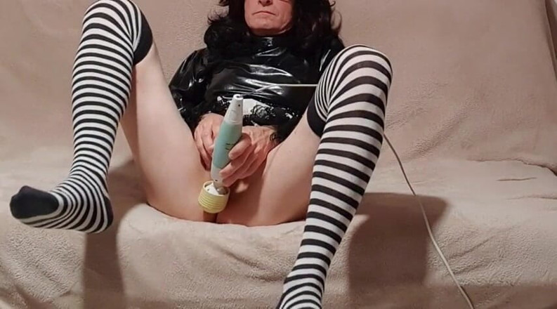 Sissy humiliee expose: Miluji hraní s mým vibrem zavřeným v mé sissy kleci...