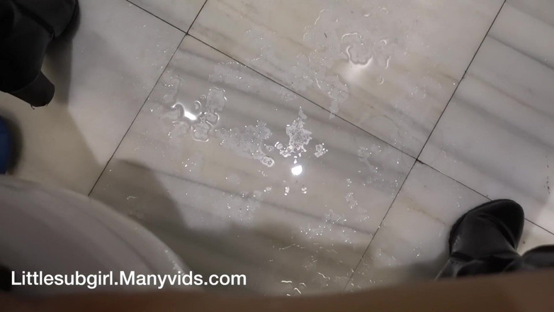 Littlesubgirl: Naughty Asian Masturbate in Busy Toilet - Subgirl