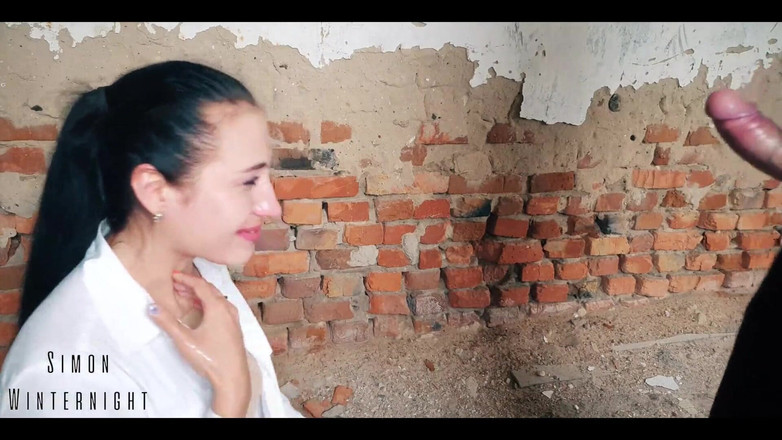 YSP Studio: Dlouhovlasá teenagerka ošukaná do pusy v opuštěné budově