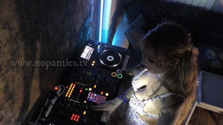 No panties TV: No panties big tits big ass DJane shows her pussy...