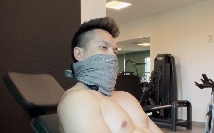 barenakedboy: Mastarbating în sala de sport