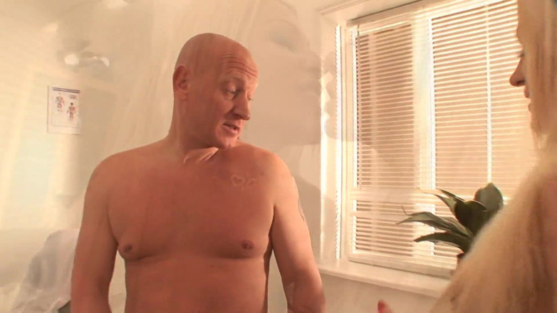 Threesome 4ever: Cindy îl suge cu un prezervativ și apoi îl vrea înăuntru fără unul.