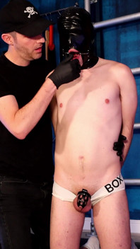 Otrok cudnosti je ponížen, škádlí a spoutaný