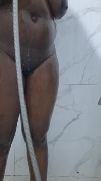 J’adore me laver la chatte pour me faire baiser agressivement