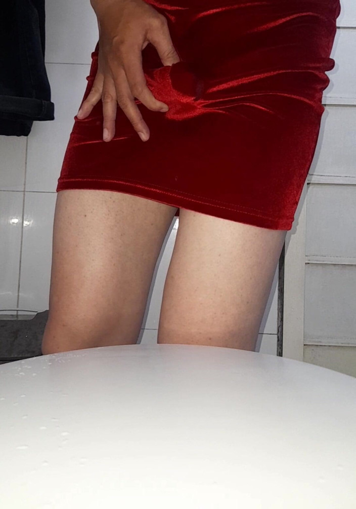 Naomisinka: 섹시한 벨벳 드레스 안에 사정하는 크로스드레서