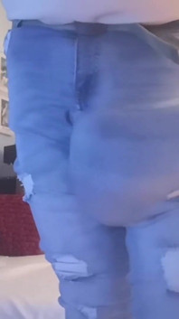 Maniaco di pompaggio in jeans rigonfiamento