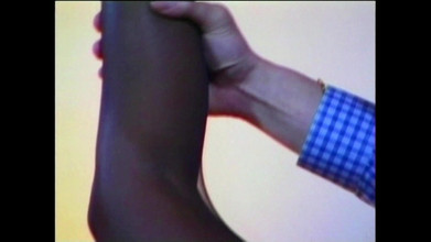 Dark Holes: 美しいバーテンダーが私のチンポをしゃぶり、バーでお尻を犯される