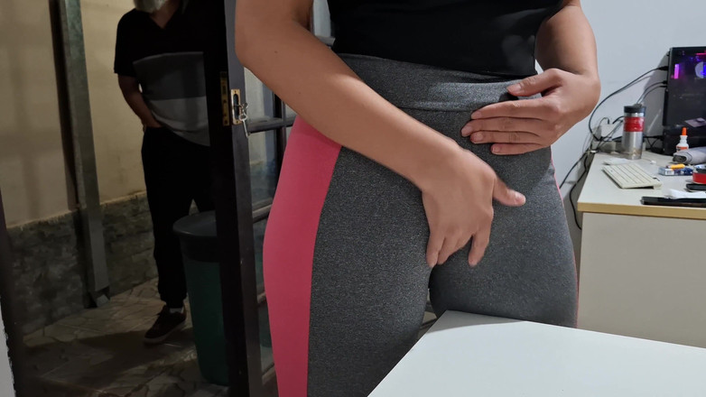 Gabi SweetCouplesStories: Si masturba il suo zoccolo di cammello sul tavolo con...