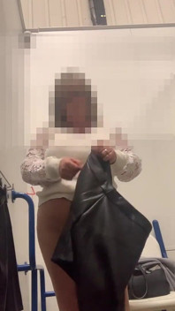 Джулі в роздягальні M&s - без трусиків під спідницею, сидить на ділдо, а потім приміряє спідниці в засмагаючих колготках