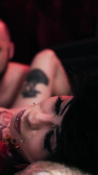 Maya Romero y Jacob Style - stripper gótica en navidad