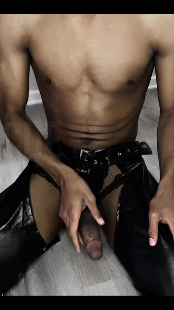 Boy Wonder: पूरी चीख कॉस्प्ले में इस मोटे काले लंड को सहलाना