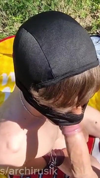 Un inconnu coquin essaye de me séduire sur la route, prend une bite dans le cul et dans la bouche.