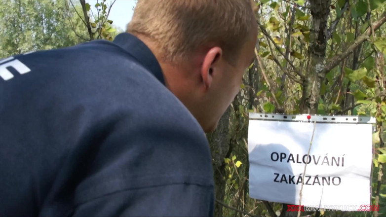 Czech Pornzone: Грішна худа модель трахається з фальшивим поліцейським